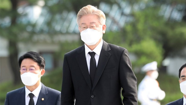 이재명, 현충원 찾아 "전환의 위기를 도약의 기회로" 