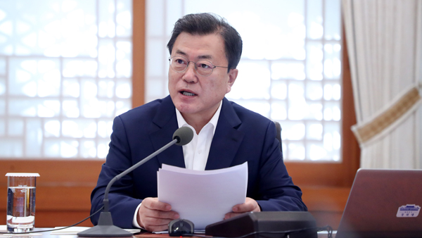 문 대통령 "정치의 계절…靑·정부 철저한 정치적 중립 지켜야"