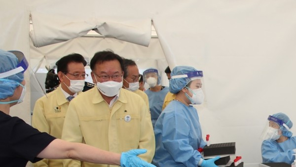 김 총리 "3인이상 모임금지, 퇴근 후 바로 집에 가시라는 것"