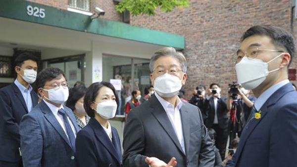 서울대 청소노동자 유족 만난 이재명 눈물 '여동생도 청소하다…'