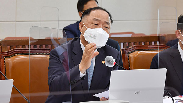 "전국민 지원, 국회가 결정되면 따르나" 질문에 홍남기 "그렇지 않다"