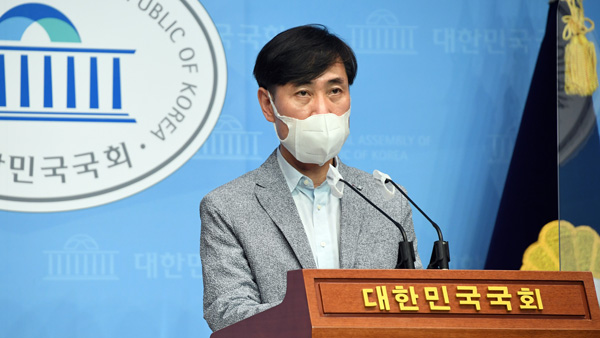 쥴리 : 쥴리 미들 이어링 - 더르쎄 The l'essai _ 이어진보를 자처하는 여성운동가가 김건희씨쥴리 의혹을 기정 사실화해서 윤 총장을 비난하고, 여당.