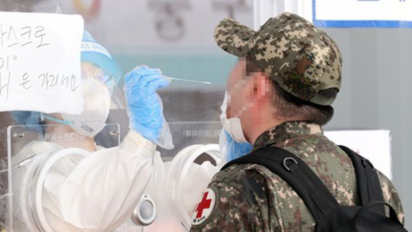 군부대 거리두기 4단계 2주 연장…'외출통제·휴가축소'