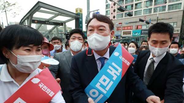 與 "윤석열, '친박 구애' 반성문 쓰나?…자기분열 단계"