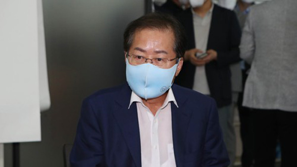 홍준표 " 박근혜 수사 때 불구속 의지 어설픈 거짓말"