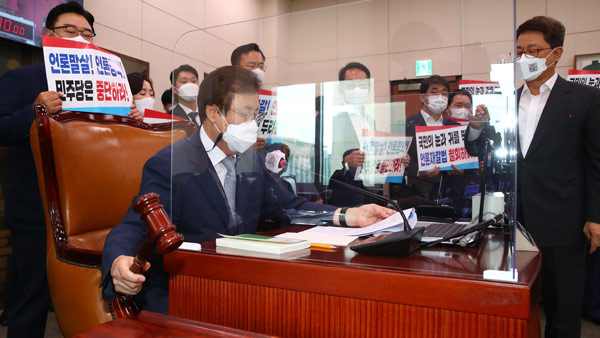 국회 문체위, '징벌적 손해배상' 언론중재법 與 단독으로 의결