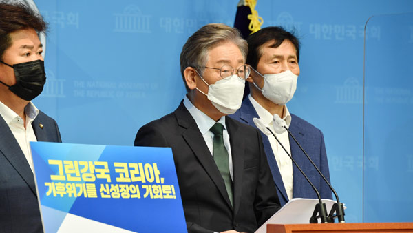 이재명 "2040년부터 내연차 판매 중단"…탄소세도 공식화