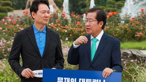 홍준표, 靑 앞서 1인 시위…"벌을 서야 할 사람은 대통령"