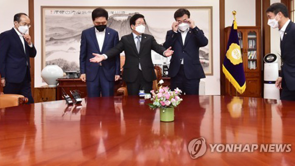 언론중재법 본회의 D-1 여야 격돌…"책무 다할 것"vs"통과 막겠다"