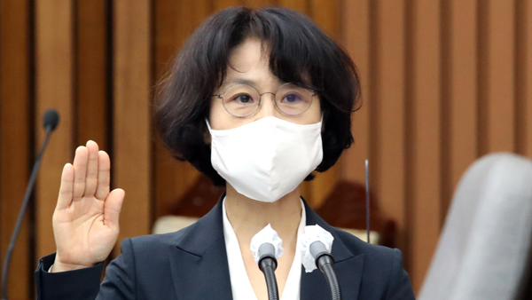 문 대통령, 오경미 신임 대법관 임명