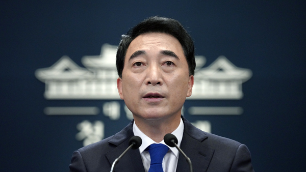 靑 소통수석 "통신선 복원, 남북관계 개선 시나리오의 1단계"