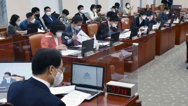 국감 7개 상임위 올스톱‥'대장동 손피켓' 두고 여야 충돌 