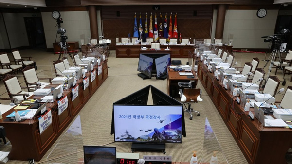 국방위 국감, '특검 피켓' 둘러싼 10시간여 대치끝 무산