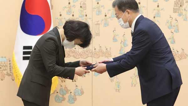 문 대통령, 오경미 신임 대법관에 임명장 "약자·소수자 전향적 판결 이뤄지길"