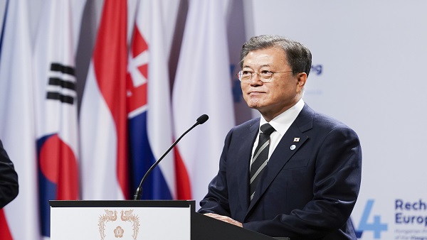 문 대통령, 슬로바키아·폴란드·체코와 정상회담…협력강화 논의