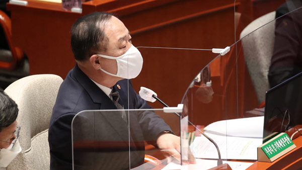 홍남기, 소상공인 손실보상 제외업종에 "천만원 단위 저리대출"