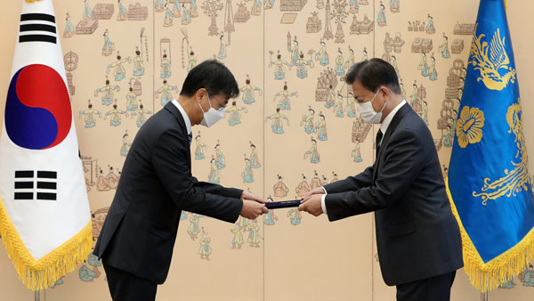 문 대통령, 최재해 신임 감사원장에게 임명장‥'독립성·중립성' 강조