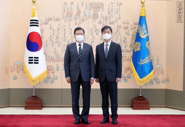 문 대통령, 최재해 신임 감사원장에게 임명장‥'독립성·중립성' 강조