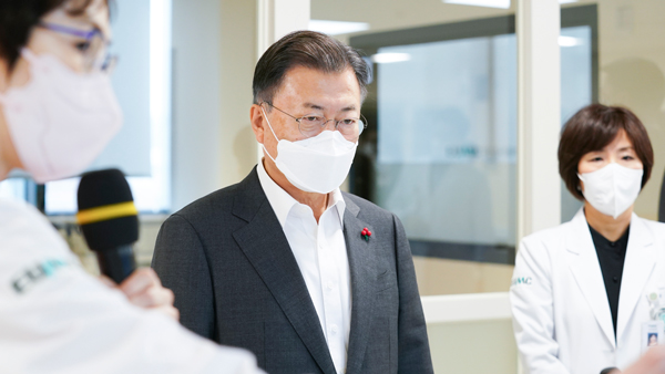 문 대통령, 코로나 거점병원 방문‥"병상 확보, 일상회복의 관건"