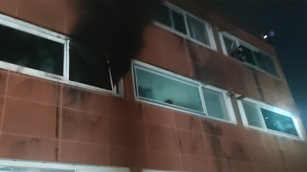 강원 속초 다세대 주택 화재…3명 연기 흡입