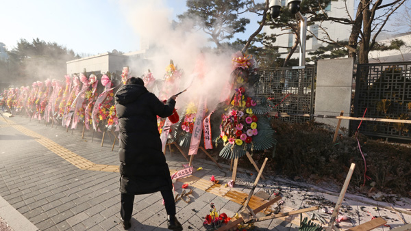 '검찰개혁' 주장하며 대검 화환에 불지른 남성 체포