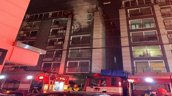 서울 역삼동 아파트에서 불‥주민 20여 명 긴급 대피
