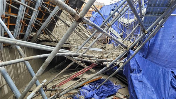 시흥 주택 건설현장서 옹벽 붕괴…1명 사망·2명 경상