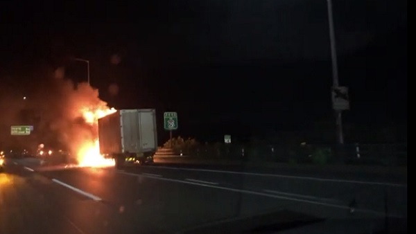 4.5톤 화물차가 고속도로 달리던 경차 추돌…1명 부상
