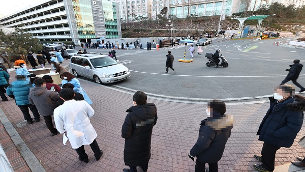 코로나19 확진자, 어젯밤 9시까지 384명…오늘도 400명 웃돌 듯