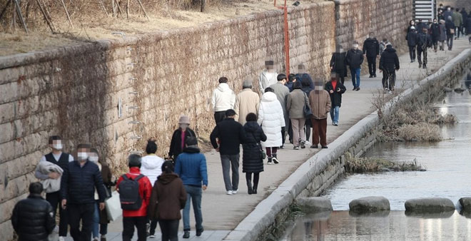 현행 거리두기 유지…운영제한 조정은 1주 뒤 재논의 