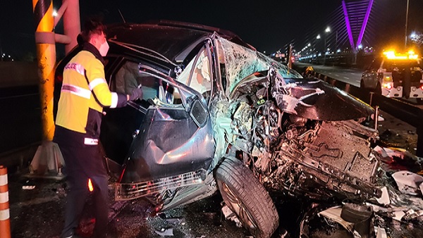 인천서 SUV가 도로 구조물 들이받아…운전자 사망