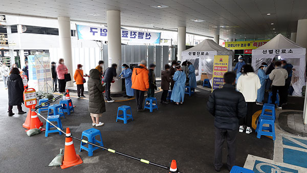 코로나19 신규 확진 393명…이틀 연속 300명 대