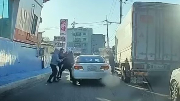 주행 중인 차량 막고 운전자 폭행한 외국인 6명 체포