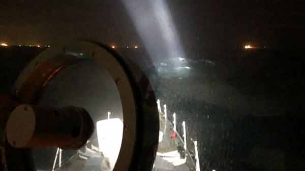 부산 고리 앞바다 어선 침몰…4명 구조