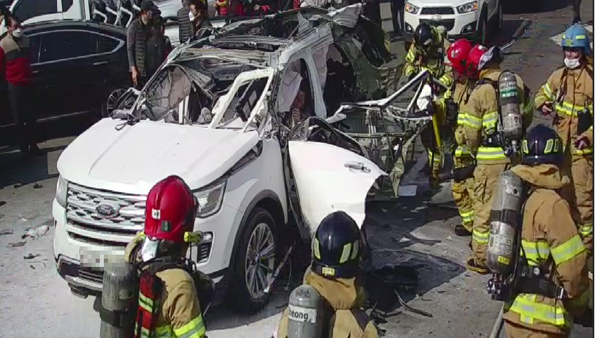 도로 주행 중이던 SUV차량 폭발…1명 부상