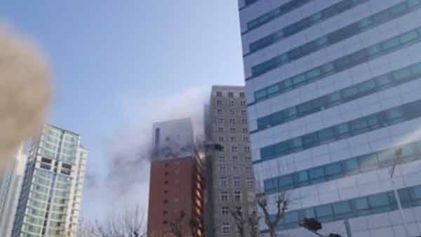 영등포 신축 건물 공사장 화재, 2명 화상…30여 명 대피
