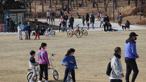 수도권 다중시설 밤 10시까지 영업제한 2주 연장, 5인모임 금지도