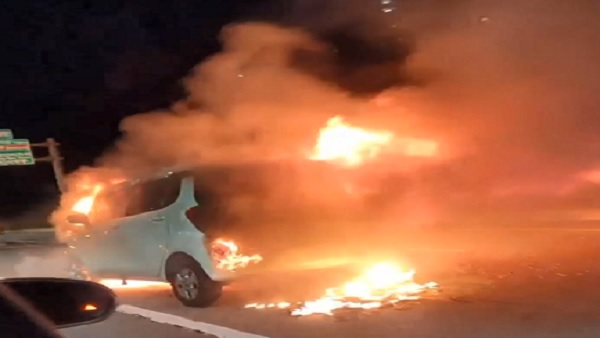부산 도로서 추돌 사고로 승용차 화재…운전자 경상
