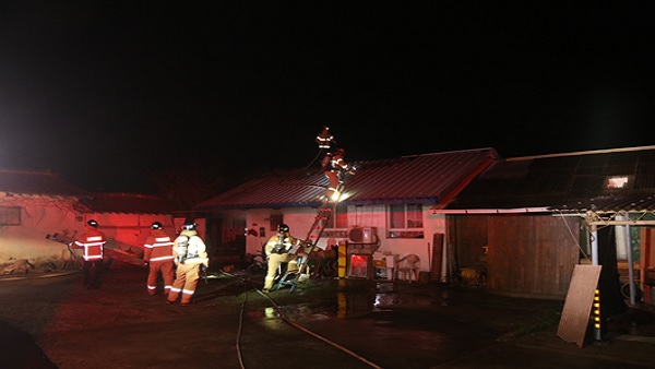 전북 익산서 주택 화재…"아궁이 불씨 원인 추정" 