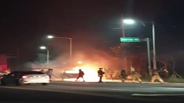 제주에서 달리던 승용차에 불…330만원 피해 