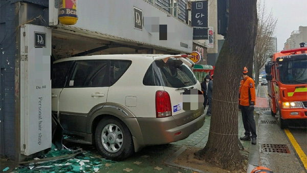 부산에서 렉스턴 차량이 미용실 돌진…인명피해 없어