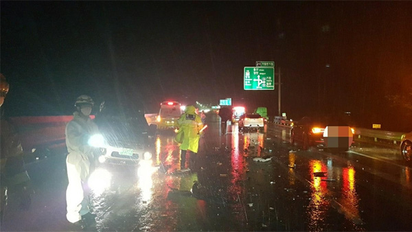 빗길에 미끄러졌던 승합차, 뒤따르던 차가 들이받아 2명 사망