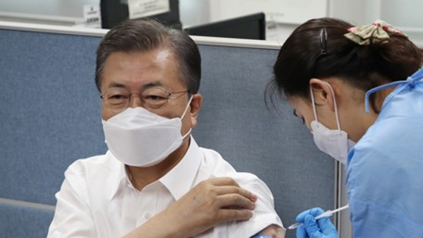 간호협회 "문 대통령 백신 접종한 간호사 대상 협박 멈춰라"