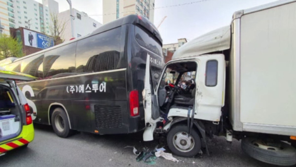 경기 군포에서 2.5톤 트럭이 통근버스 추돌…트럭 운전자 숨져