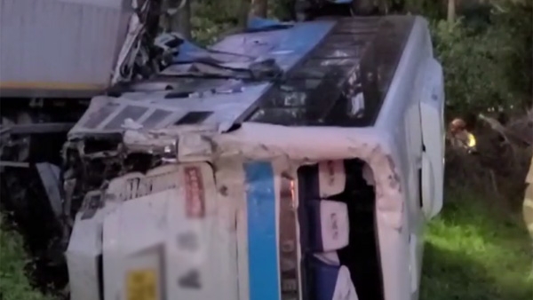 제주에서 버스-화물차 4중 충돌…3명 숨지고 60여 명 부상