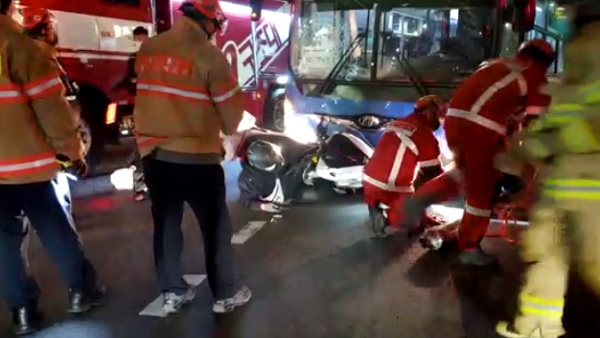 서울 용산구 교차로서 오토바이와 버스 충돌…3명 부상