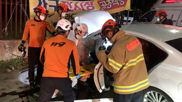 인천서 승용차·건물 담벼락 충돌…동승자 사망·운전자 중상