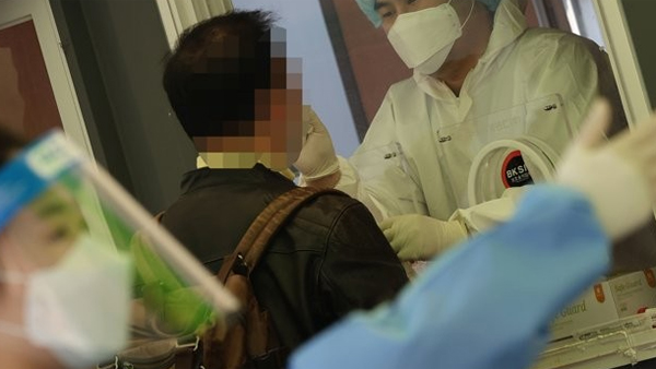 코로나19 신규 확진 587명…휴일영향 엿새 만에 600명 아래