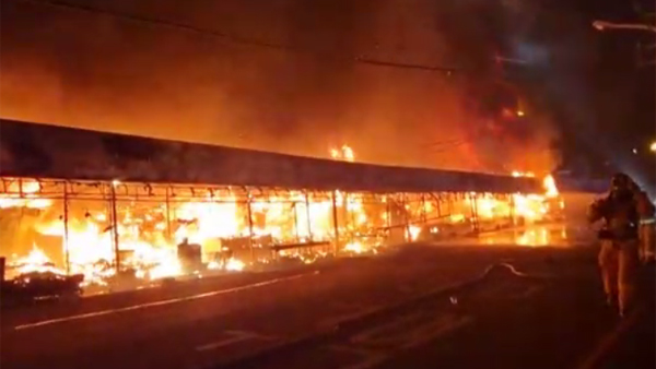 부산역 광장 풍물거리에 불…포장마차 태워 4천만원 피해