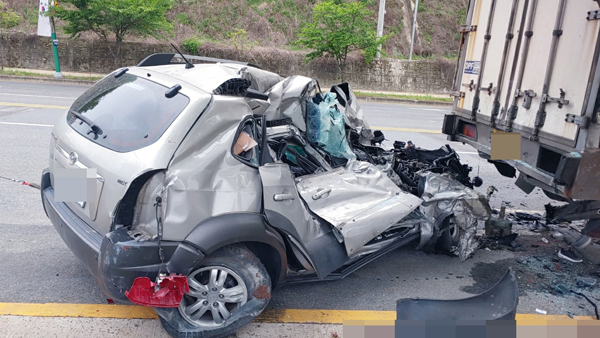 주차된 화물차 충돌한 SUV…1명 사망·1명 부상